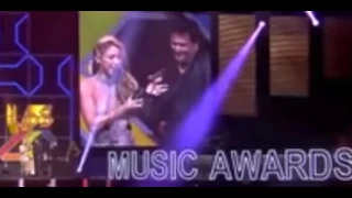 Shakira & Carlos Vives   La Bicicleta Premios 40 Music Awards 2016