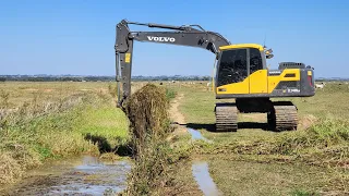 Volvo ec 140Dlm fazendo limpeza de vala ep01