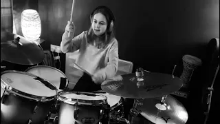 10-year-old-drummer girl plays Be My Baby by The Ronettes