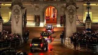 The moment Queen Elizabeth II's coffin arrives at Buckingham Palace