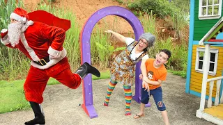 LUCAS FINGE BRINCAR com PAPAI NOEL e os PRESENTES DE NATAL