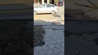 Грохочет Канализац.Люк на ул.Максима Горького 24 во Владикавказе.The sewer manhole rattles loudly.