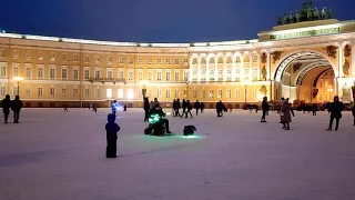 Кино (Виктор Цой) - "Место для шага вперед", на Дворцовой площади выступает музыкант Николай Музалёв