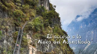 El acceso a la "Aldea del Acantilado"