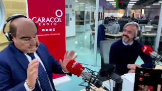 El señor Yamid Amat haciendo preguntas comprometedoras a Daniel Oviedo / Caracol Radio