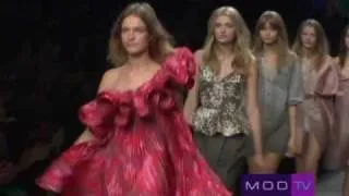 Natalia Vodianova Backstage |  Stella McCartney Spring 2010 | MODTV