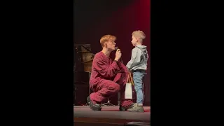 Retour sur le moment le plus mignon du début de la tournée acoustique de Loïc Nottet 😍 #charleroi