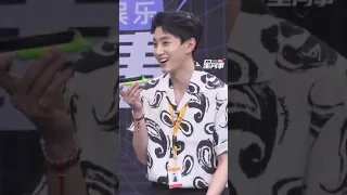 Fan Shiqi contacted Shen Yue in an interview. 范世錡给沈月打电话。