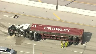 Tractor-trailer rollover causes delays in I-95 in West Palm Beach