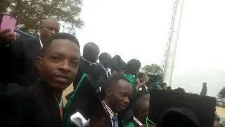 Dore uko abanyeshuri bomuri kaminuza yurwanda (UR) babuinaga insinzi kuri graduation day numuhanzi s