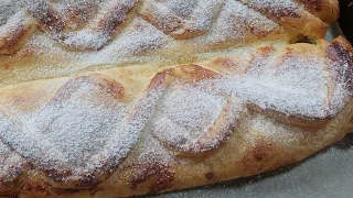 Topfenstrudel mit Blätterteig. Ein schmackhafter Strudel der innerhalb einer Stunde fertig ist.