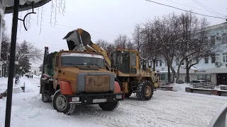 Коммунальщики Йошкар-Олы продолжают бой со снежными завалами во дворах