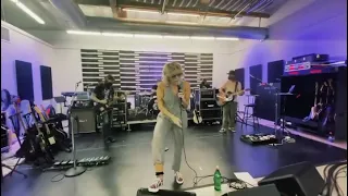 Miley Cyrus rehearsing 7 Things (2021)