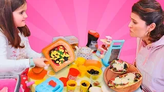 Play Doh vs gerçek kolay pizza yarışması yapıyoruz! Cry Babies ile oynuyoruz.