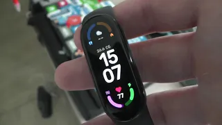 Как изменить заставку экрана в Mi Band 6 ?