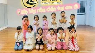 MẸ HÃY NẮM CHẮT TAY CON ĐI - Bố con Sâu | Lớp nhảy Freedance 02 | 8-3-2023