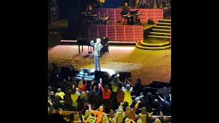 Barry Manilow @ Radio City Music Hall 4-20-2024 - Can't Smile Without You