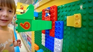 TOY CAR RACE IN THE TOY STORE TOYS R US!! Lego & Nerf with Maikito, Laura, Brancoala e Craudete