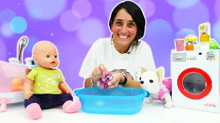 Giochi per bambini. La bambola Baby Born ha sporcato la maglietta. Come una mamma in italiano.