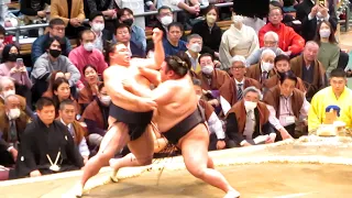 Takakeisho hurting his left knee in day 3 of Spring Tournament