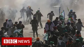 Farmers protest: Indian farmers clash with police - BBC News