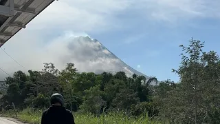 TERBANG KE PUNCAK MERAPI YANG SEDANG ERUPSI || video gopro yg bagus di next video ya