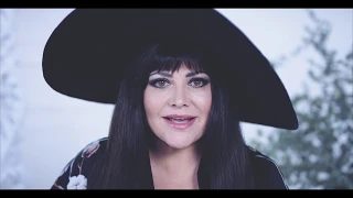Ilona Csáková - Abych byla IN (Official Video)
