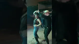 ELA PAROU A FESTA COM O JEITO DE DANÇAR