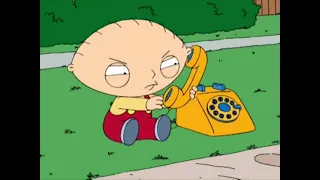 Stewie jugando con el teléfono de Barrio Sésamo - Padre de Familia (Castellano)