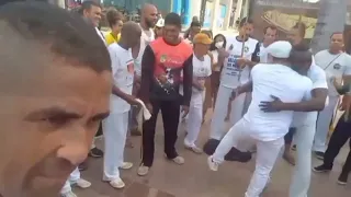 mestre barrão cantando na roda no marco zero  marcha de zumbi consciência negra recife Pernambuco