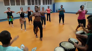 West african dance lesson with Melissa Bataille(RUN), rythm Sunu with traditional intro break.