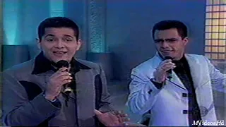 Cleiton e Camargo cantam "Na hora de amar" no Programa Hebe (1999) INÉDITO