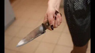 Жительница Чебоксар ударила полицейского ножом в спину