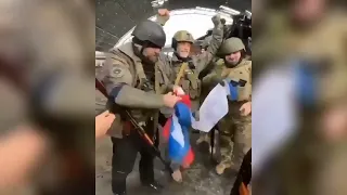 Ukrainian troops burn Russian flag