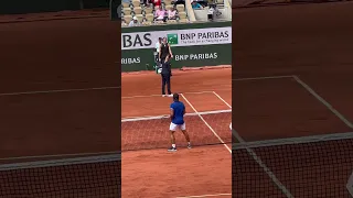 Zverev stops the point and is NOT happy with the call 👀