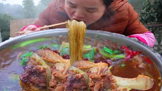 Audio cooked some sweet potato noodles with kettle bone, she said she would eat less at night