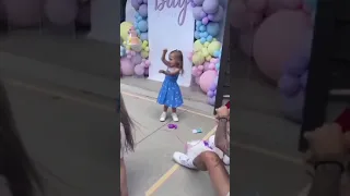 Justin Bieber dancing Baby Shark with his little sister