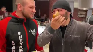 Иван Штырков и Магомед Исмаилов встретились за завтраком накануне боя