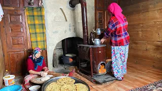 Kışın Eski Köy Evinde Yaşam. Geleneksel Köy Ekmeği. Köy Hayatı