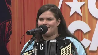 "Sanfona Sentida" cantada e tocada por Layla do Acordeon