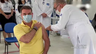 Flávio Bolsonaro é vacinado contra a COVID-19