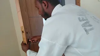 amazing excellentnt skill of the carpenter /how toinsallation anew wood door lock/የእንጨት በር ቁልፍ አሰራር