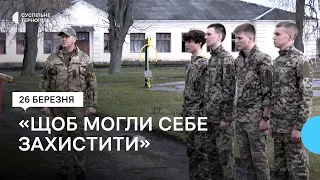 «Це потрібно, щоб вони могли себе захистити», – Андрій Дутка 10 років викладає «Захист України»