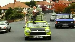 Mr Bean fährt auf dem Dach seines Autos