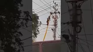 Detik-detik kesetrum petugas pln,