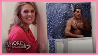 Amores Verdaderos: ¡Victoria espía a Arriaga en la ducha! | Escena C4 | tlnovelas