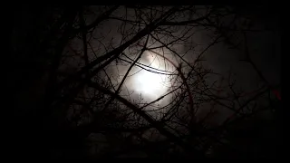 lune dans les nuages