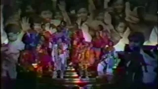 OLIVIA NEWTON JOHN - BEE GEES - ANDY GIBB - intro & end from UNICEF CONCERT 1979