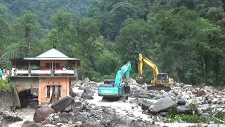 Dua Alat Berat Excavator Membuka Jalan di Lokasi Pasca Banjir Bandang