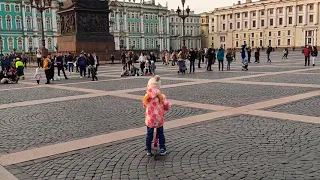 Кино - "Песня без слов" на Дворцовой площади в Петербурге выступает уличный музыкант Николай Музалёв